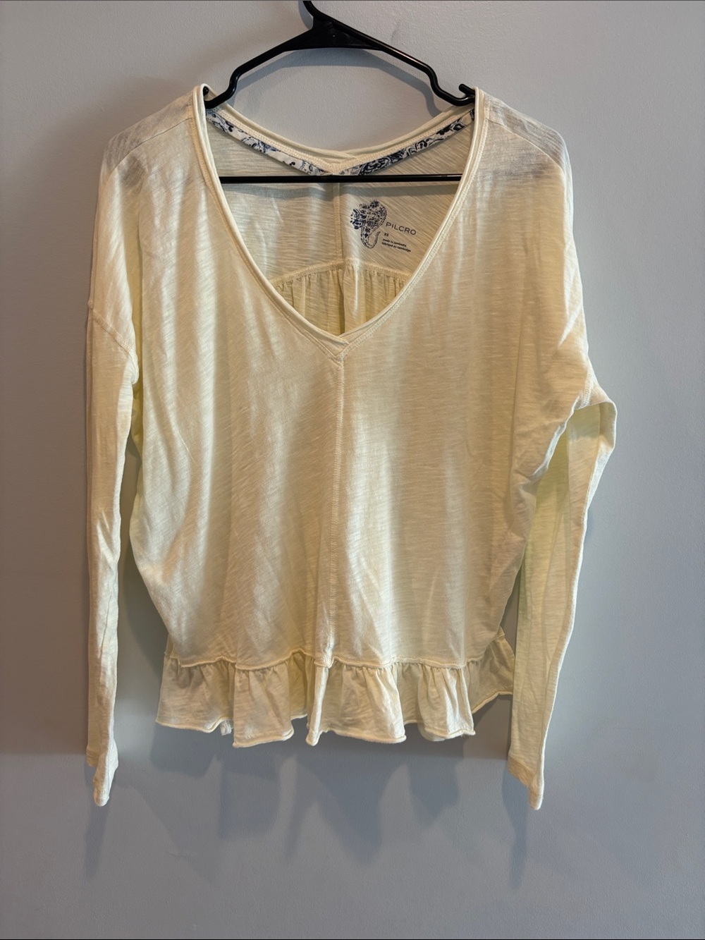 Pilcro Cream Ruffle-Hem Long Sleeve V-Neck Top ptp 20 length 24